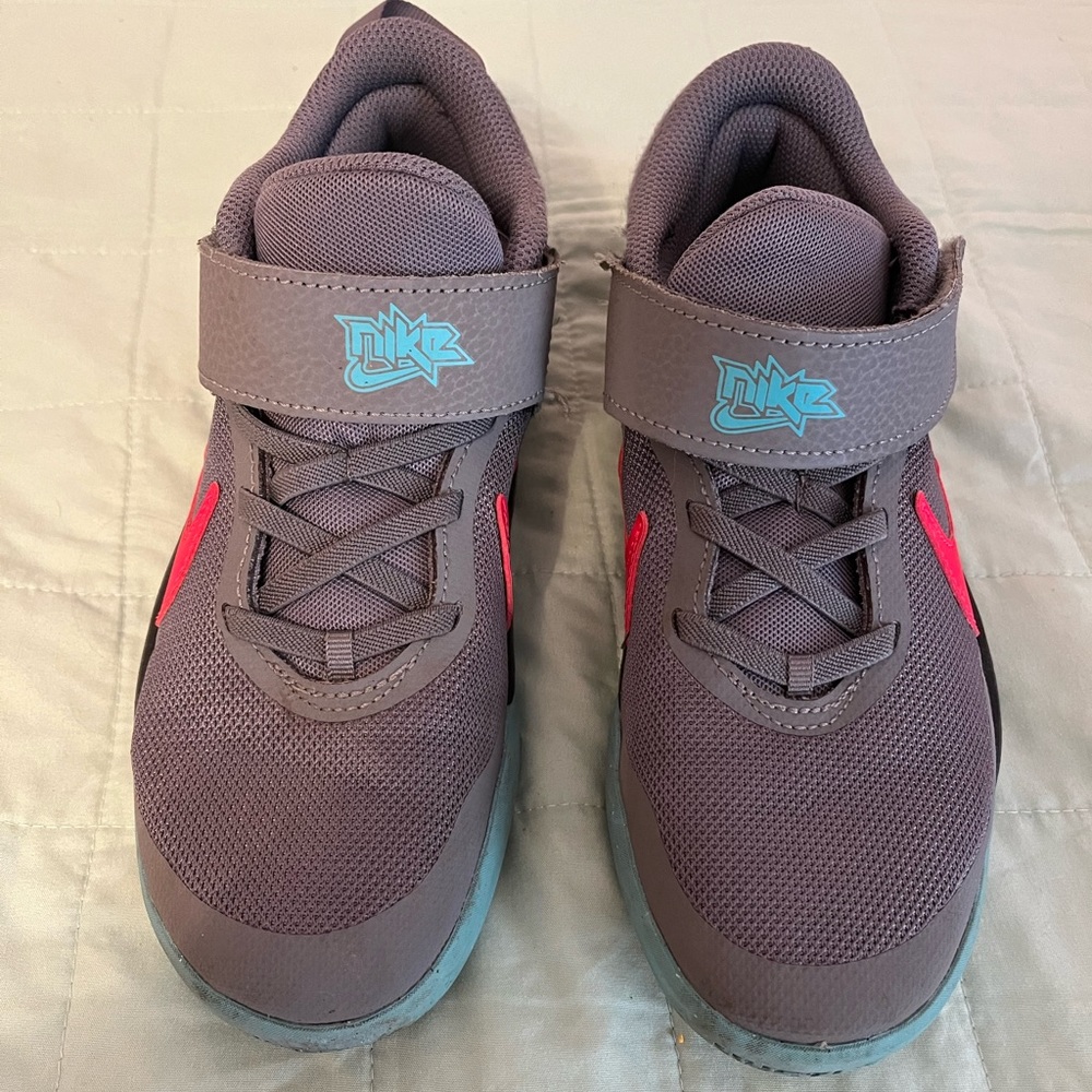 Nike team hustle sneakers 2.5